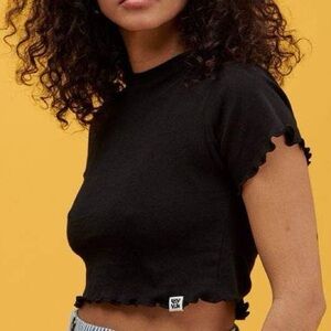 Lucy & Yak Greta Organic Cotton Lettuce Hem Cropped Tee In Black